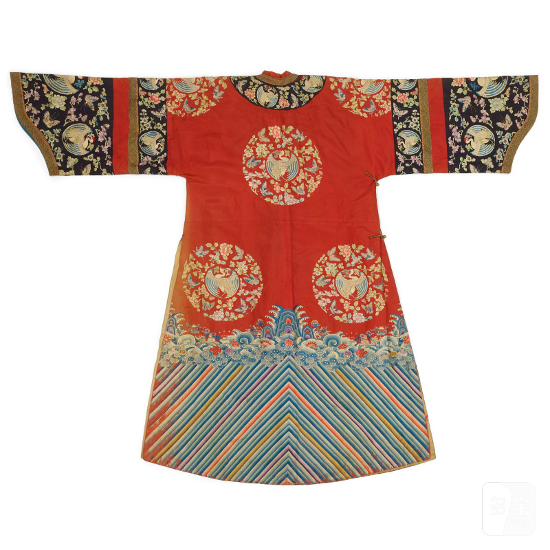 晚清 紅地綉八團花卉鶴紋女袍 | AN EMBROIDERED MANCHU LADY'S INFORMAL 'PHOENIX' ROBE - 图2